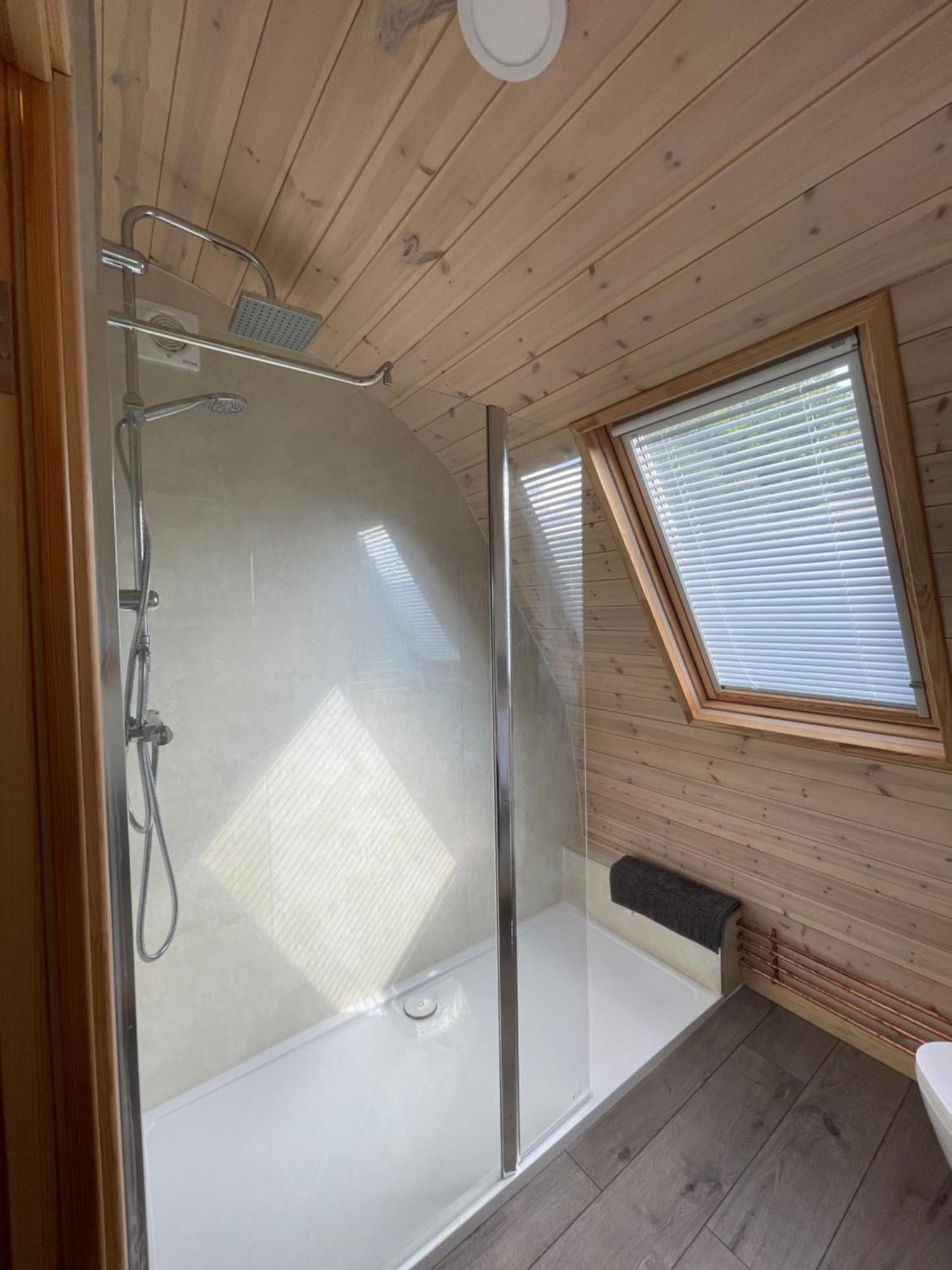Squirrel Glamping Pod School House Farm Hotell Leighton  Eksteriør bilde